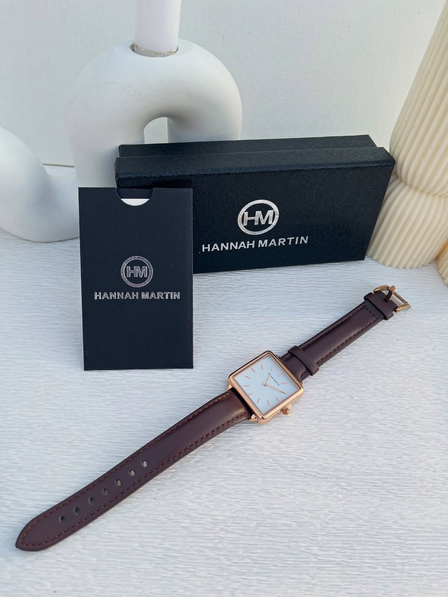 Montre HANNAH MARTIN en cuir marron cadran carré fond blanc