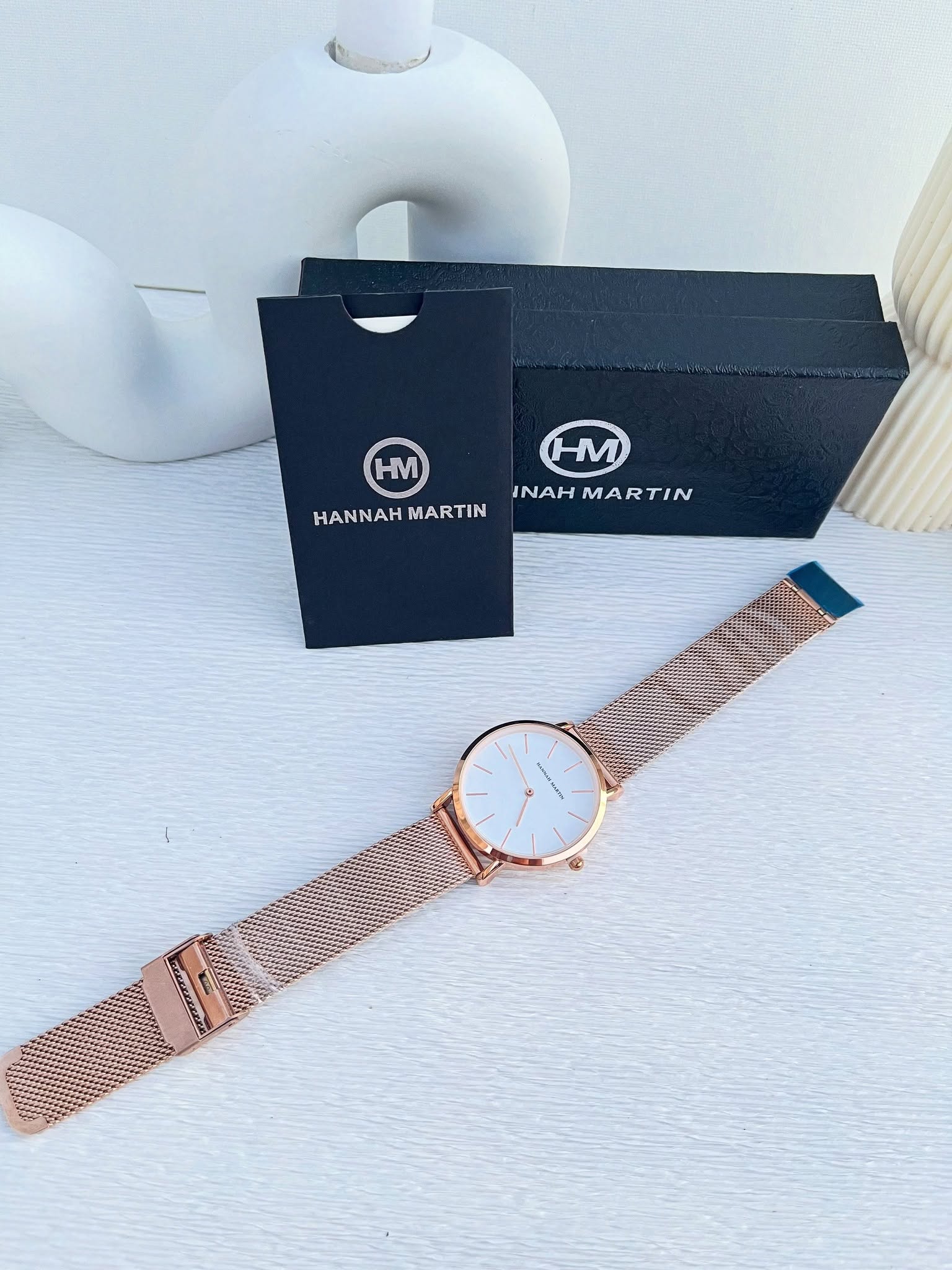 montre Hannah Martin rose gold cadran rond fond blanc
