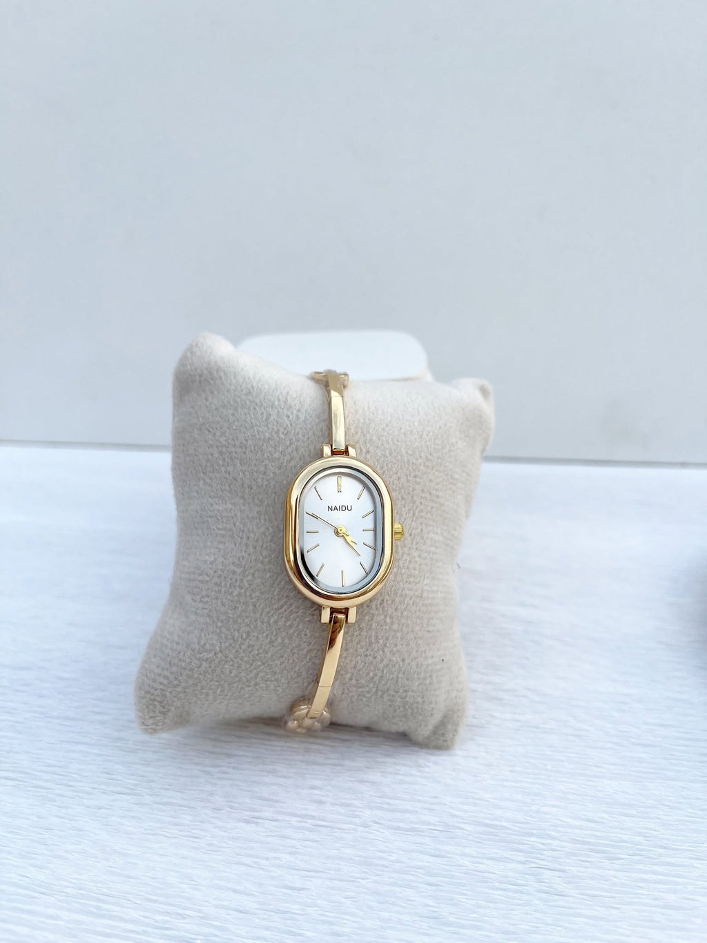 Montre "Naidu Lumina" - Design Lumineux & Élégant