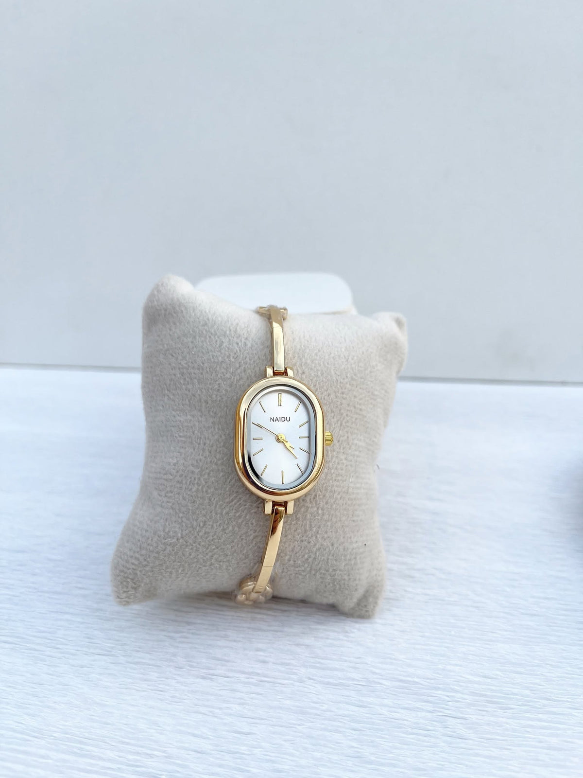 Montre "Naidu Lumina" - Design Lumineux & Élégant