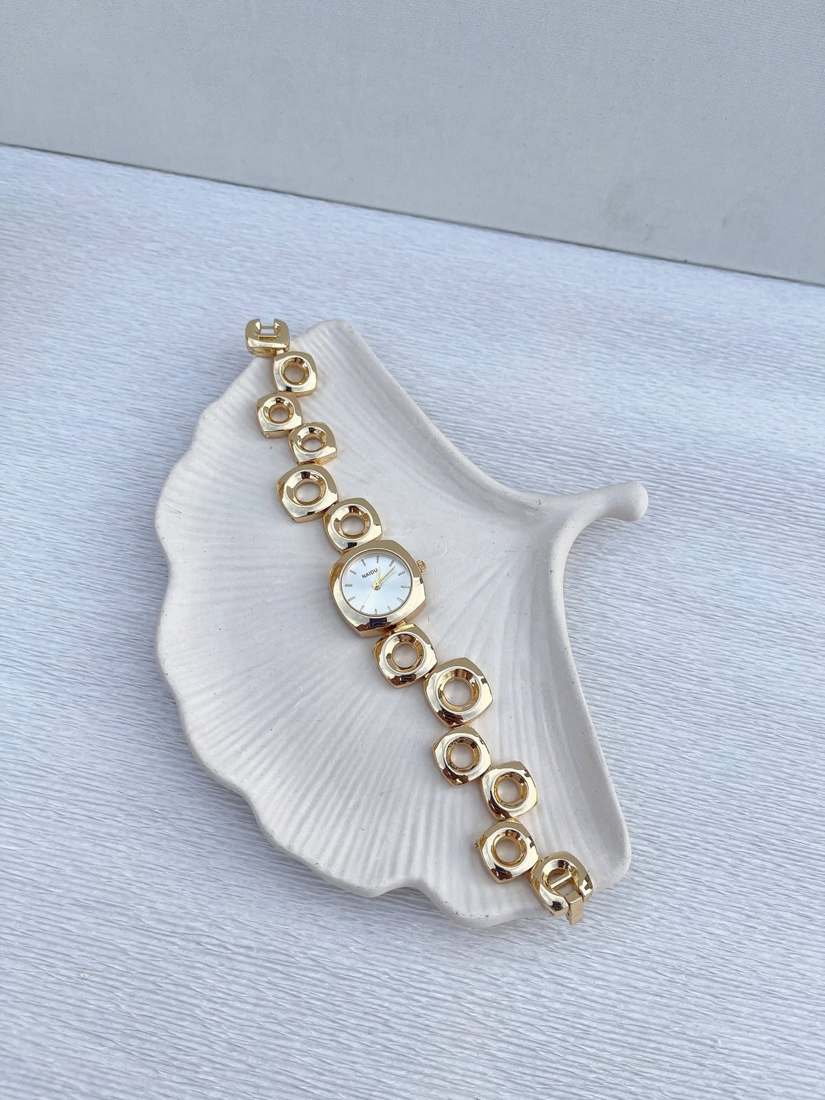 Montre "Naidu Géométrique" - Design Tendance & Élégant