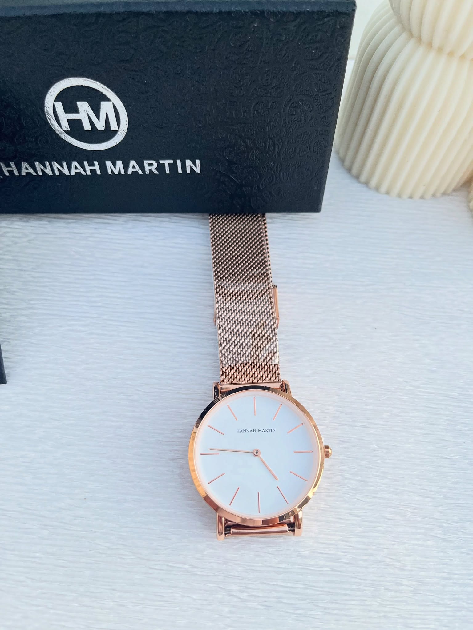 montre Hannah Martin rose gold cadran rond fond blanc