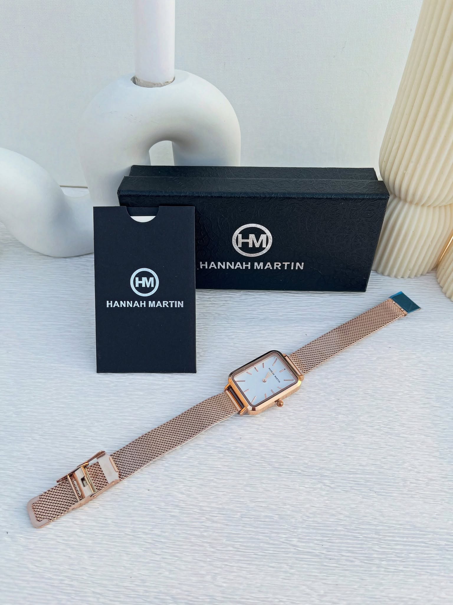 Montre HANNAH MARTIN rose gold cadran rectangulaire fond blanc