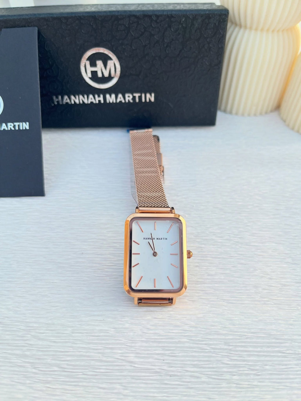 Montre HANNAH MARTIN rose gold cadran rectangulaire fond blanc