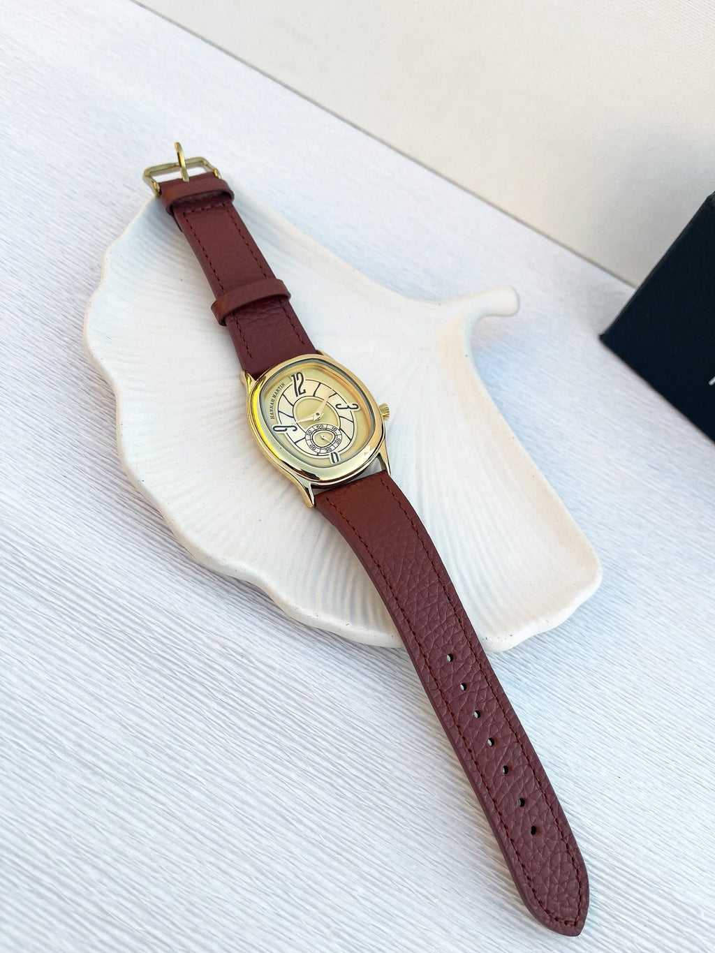 montre Hannah Martin Oval shape