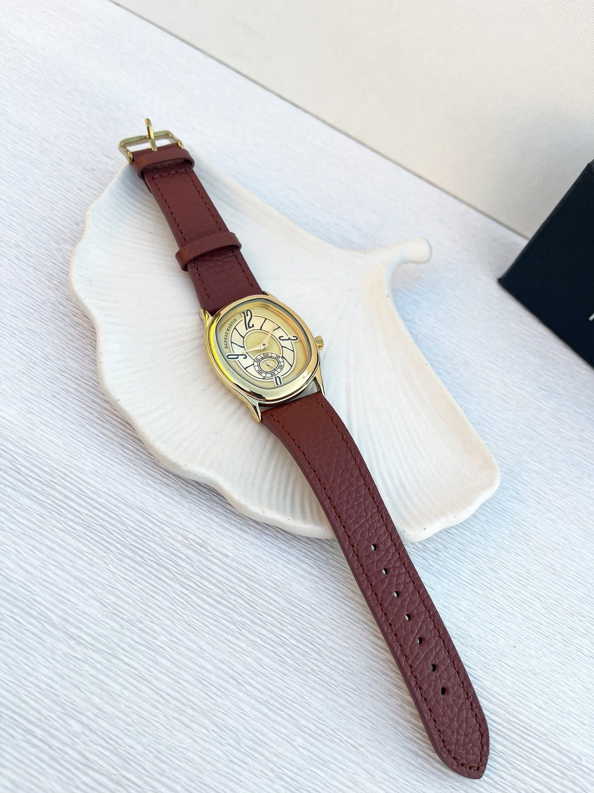 montre Hannah Martin Oval shape