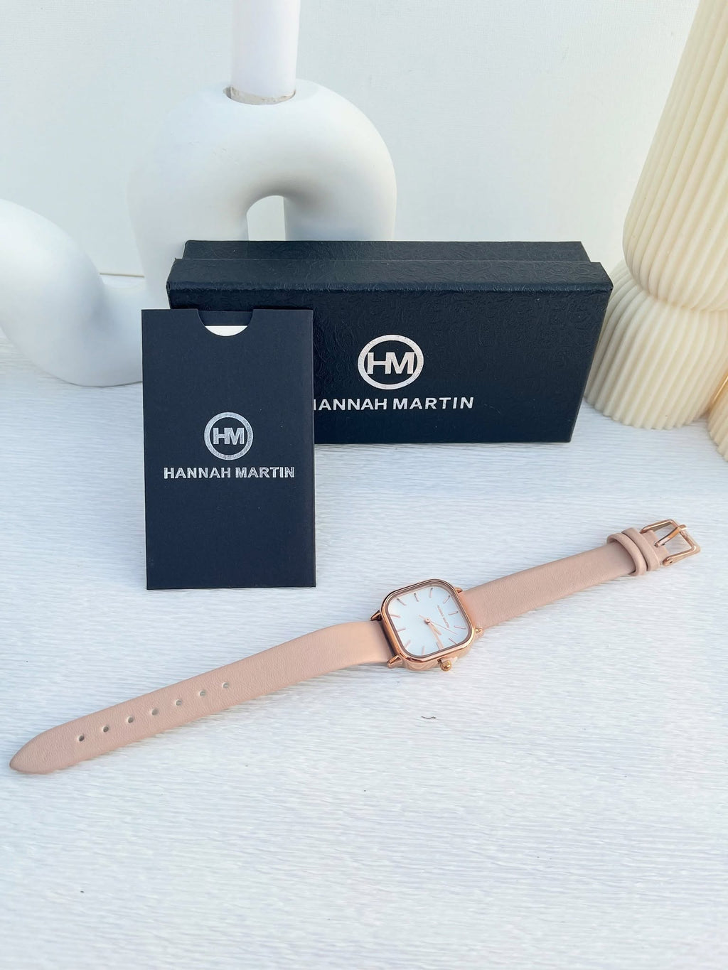 montre HANNAH MARTIN cuir beige cadran carré fond blanc