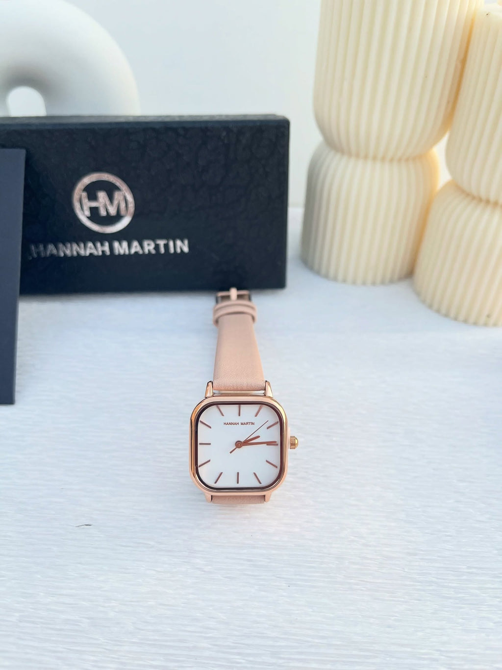 montre HANNAH MARTIN cuir beige cadran carré fond blanc