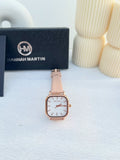 montre HANNAH MARTIN cuir beige cadran carré fond blanc