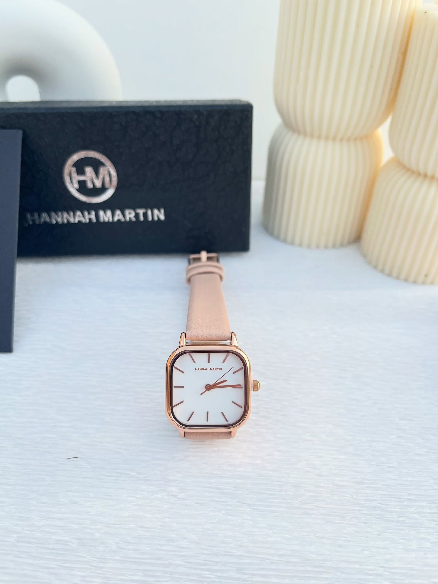 montre HANNAH MARTIN cuir beige cadran carré fond blanc
