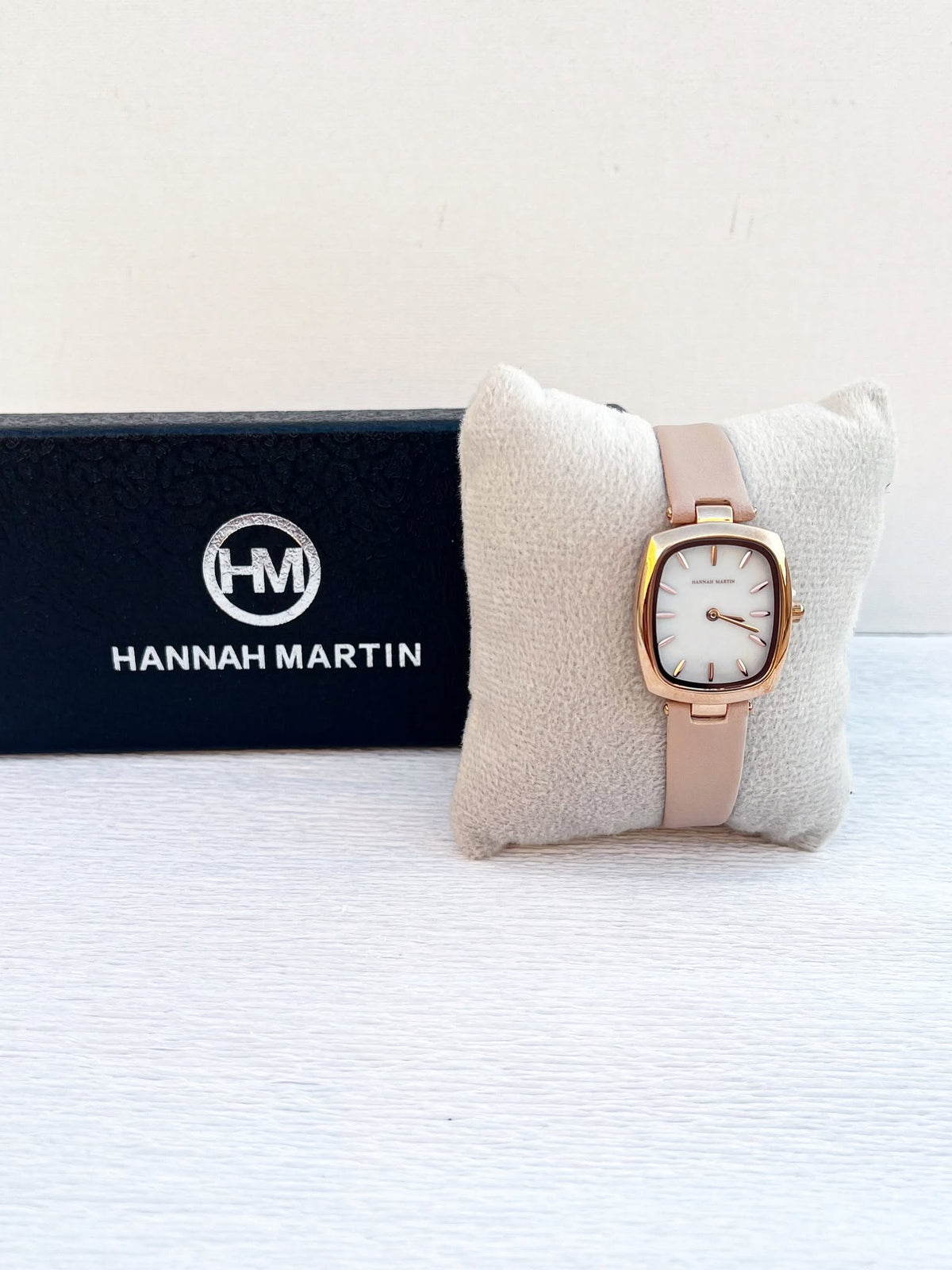 montre Hannah Martin en cuir beige fond beige