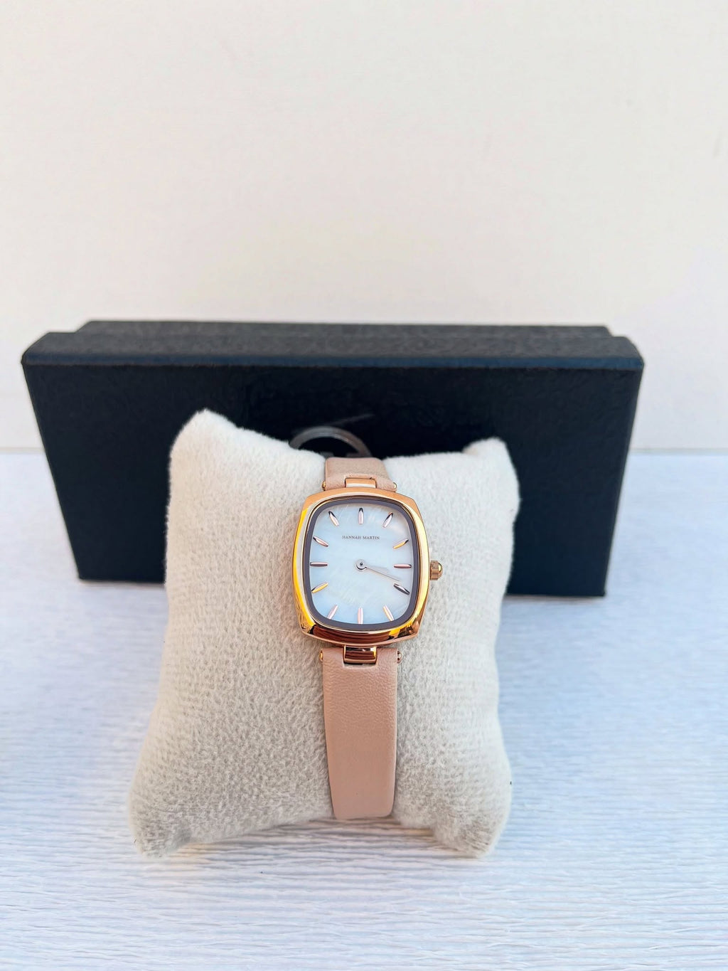 montre Hannah Martin en cuir beige fond beige