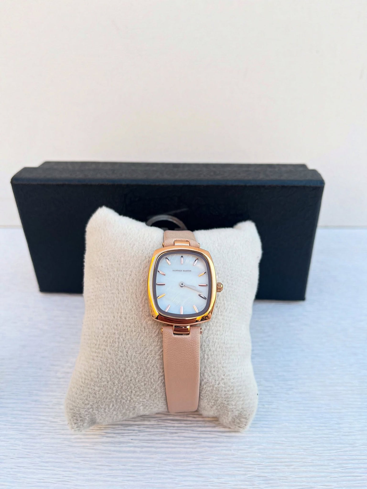 montre Hannah Martin en cuir beige fond beige