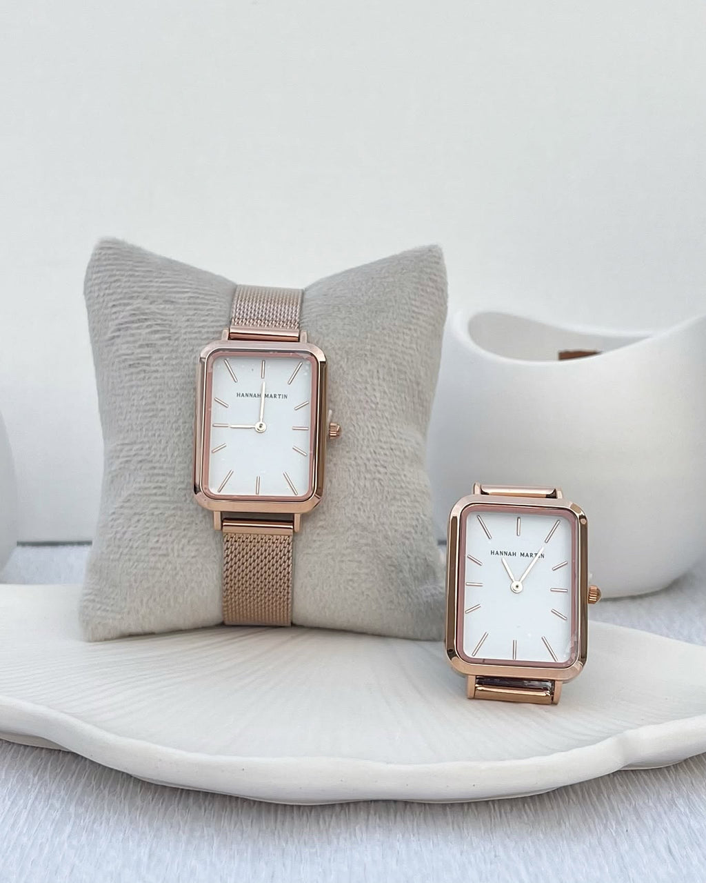 Montre HANNAH MARTIN rose gold cadran rectangulaire fond blanc