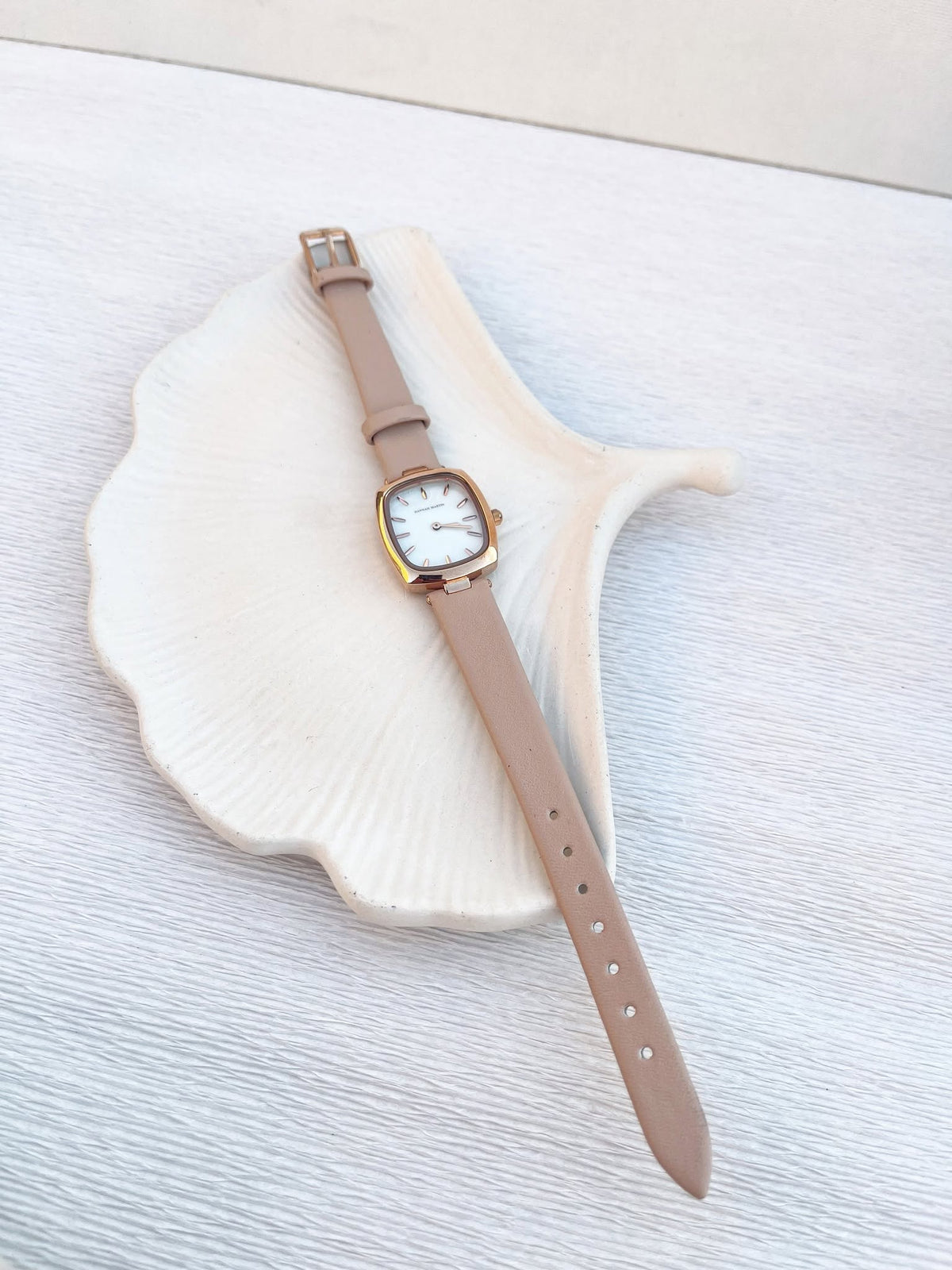 montre Hannah Martin en cuir beige fond beige