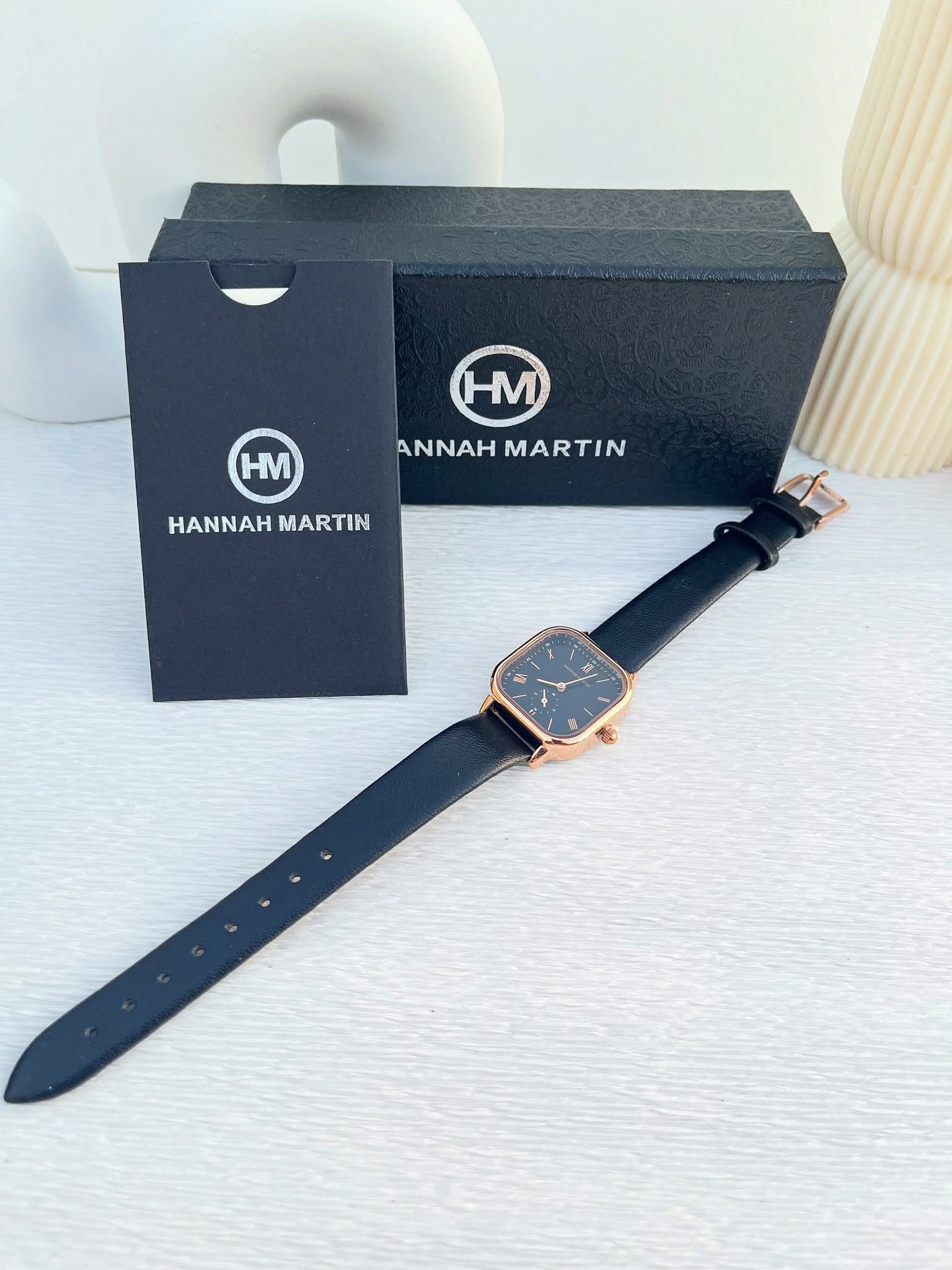 Montre HANNAH MARTIN en cuir noir cadran carré fond noir