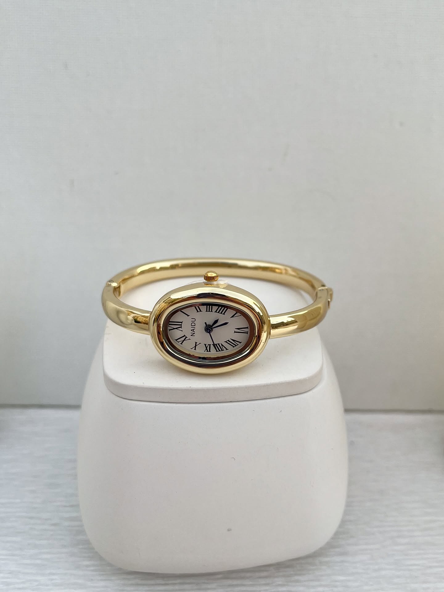 Montre NAIDU doré ovale