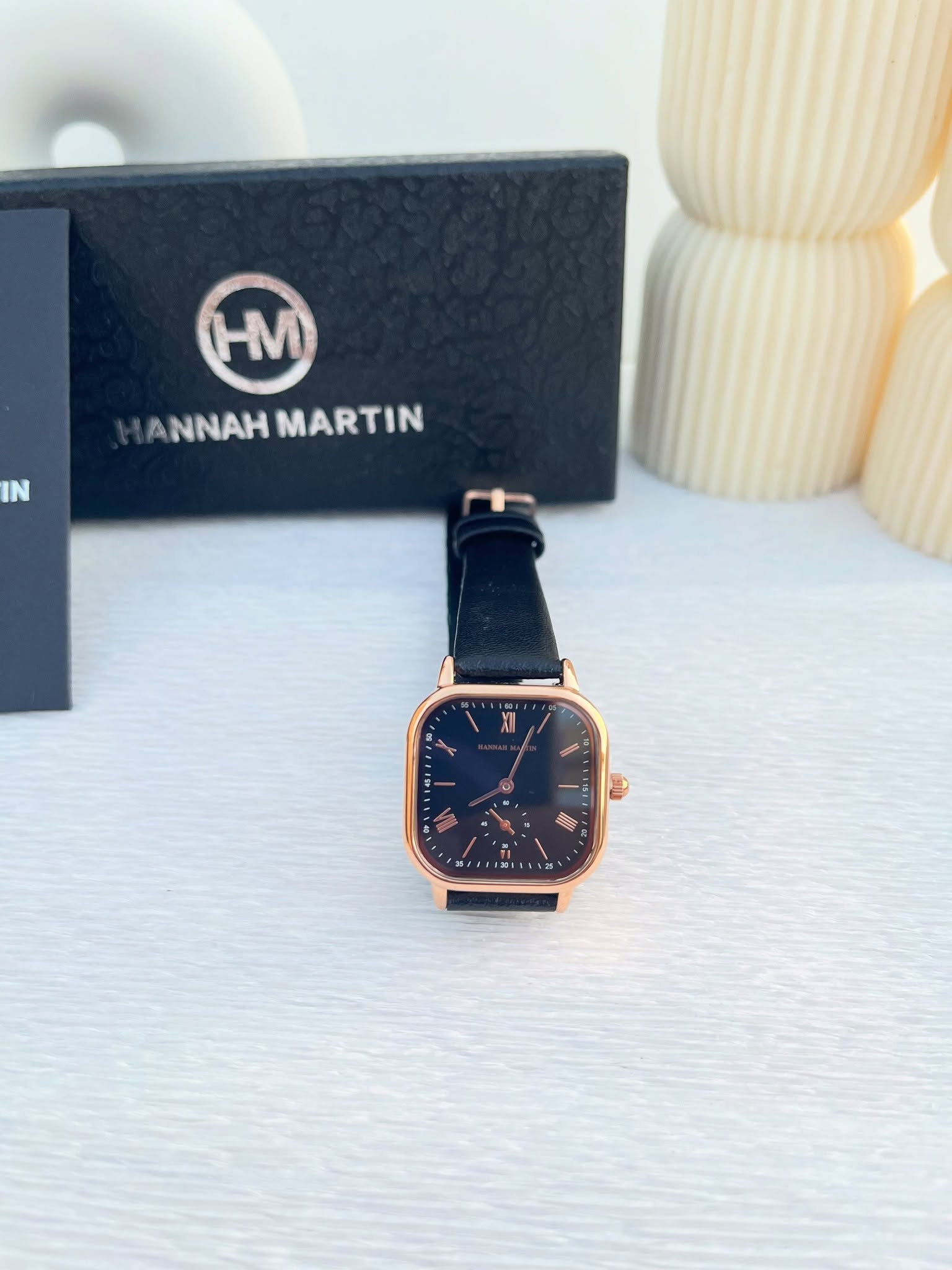 Montre HANNAH MARTIN en cuir noir cadran carré fond noir