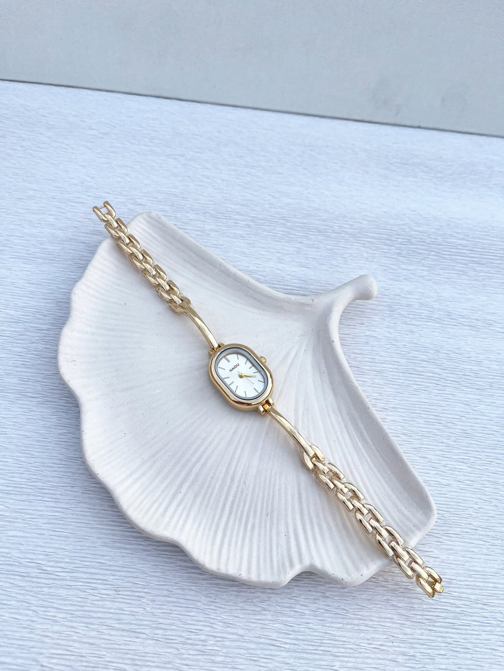 Montre "Naidu Lumina" - Design Lumineux & Élégant