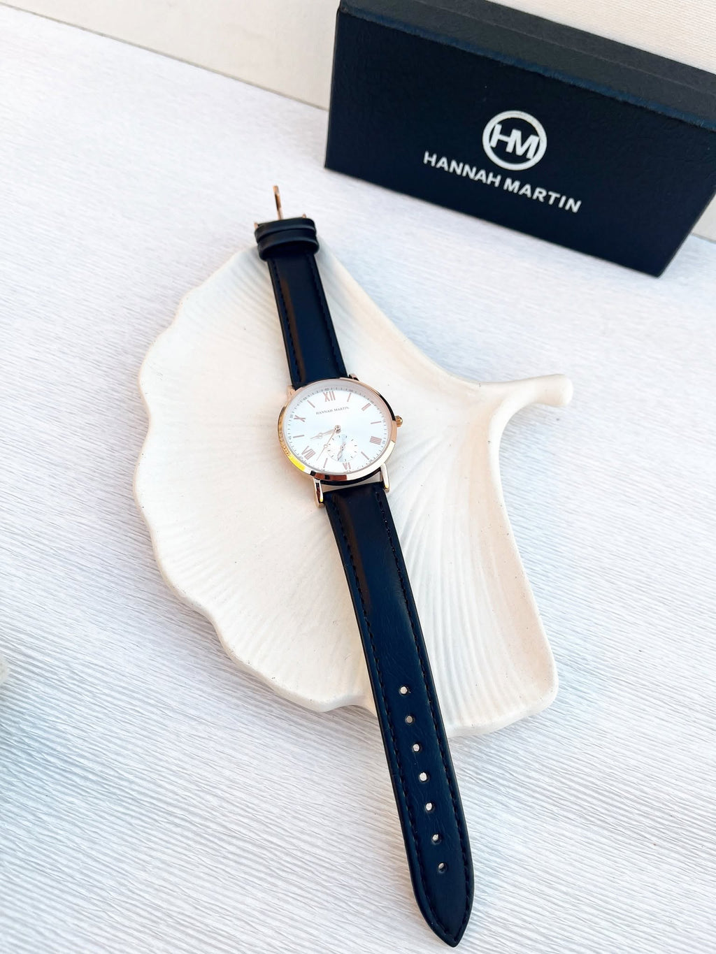 montre Hannah Martin en cuir bracelet noir