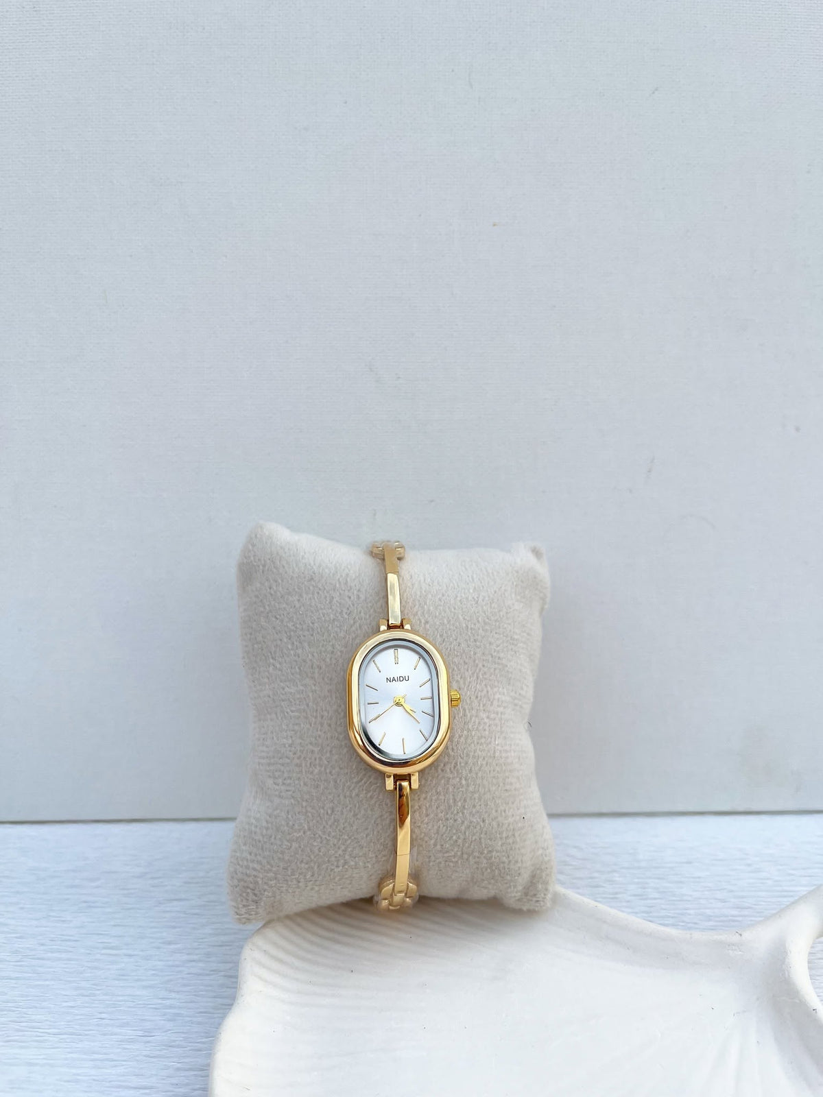 Montre "Naidu Lumina" - Design Lumineux & Élégant